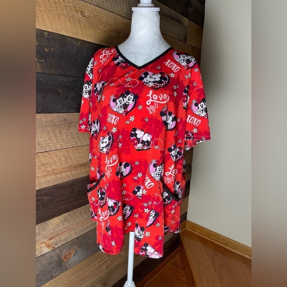 Disney Micky Mouse Minnie Mouse Red Heart Valentines Scrub Top Size 2X